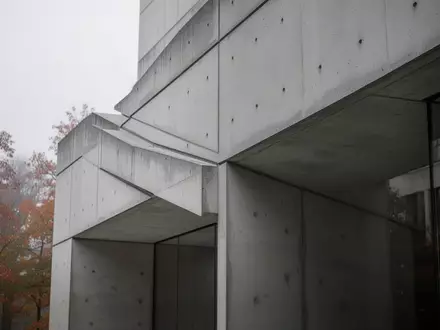 Moderne Betonfassade eines öffentlichen Gebäudes an einem grauen Herbsttag. - Foto: über boerse-global.de