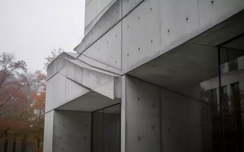 Moderne Betonfassade eines öffentlichen Gebäudes an einem grauen Herbsttag. - Foto: über boerse-global.de