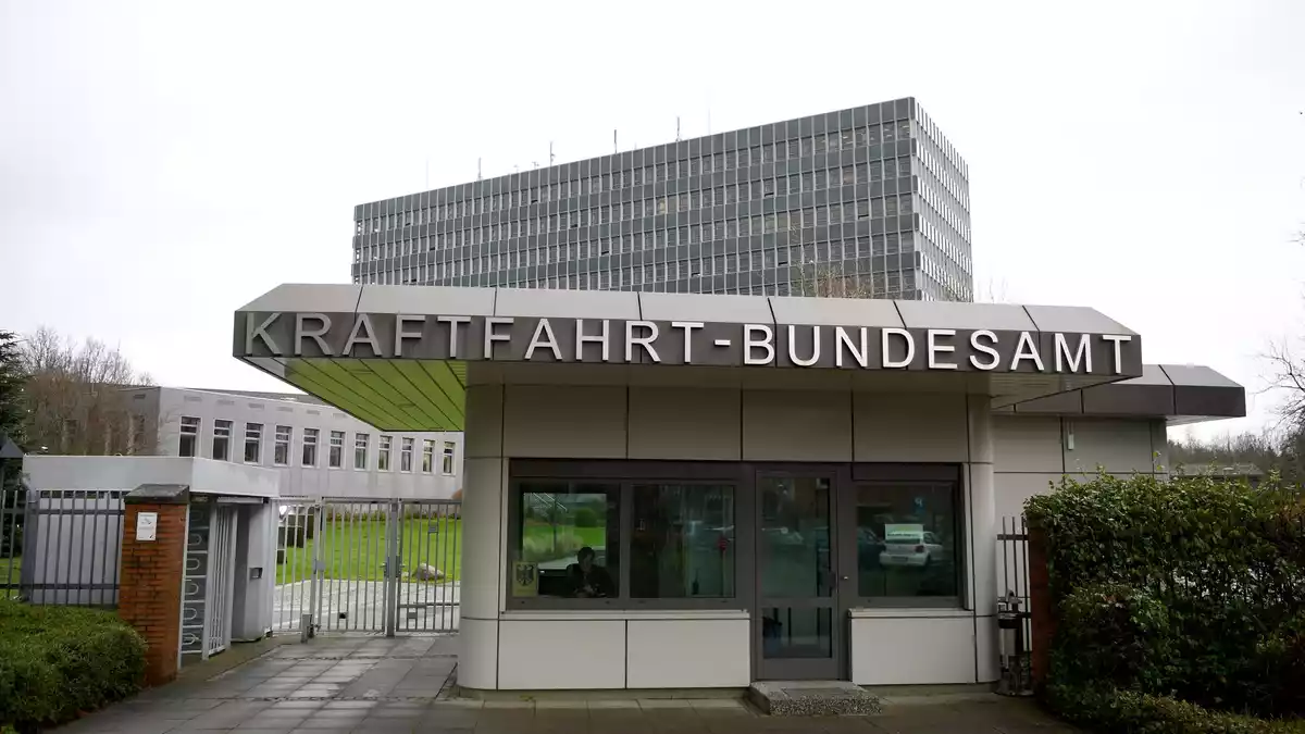Das Kraftfahrt-Bundesamt in Flensburg. Nach Rückrufen bei VW, Audi und Seat ist nun auch Skoda betroffen. (Archivbild)  - Bild: Carsten Rehder/dpa