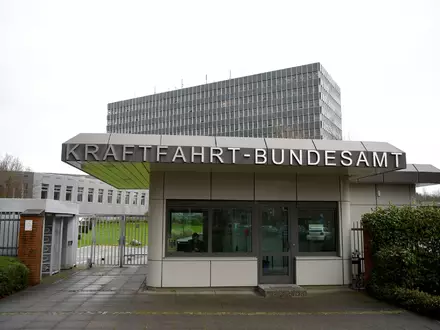 Das Kraftfahrt-Bundesamt in Flensburg. Nach RĂĽckrufen bei VW, Audi und Seat ist nun auch Skoda betroffen. (Archivbild) - Foto: Carsten Rehder/dpa