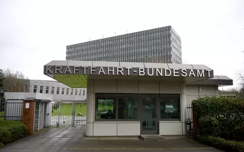 Das Kraftfahrt-Bundesamt in Flensburg. Nach Rückrufen bei VW, Audi und Seat ist nun auch Skoda betroffen. (Archivbild)  - Foto: Carsten Rehder/dpa