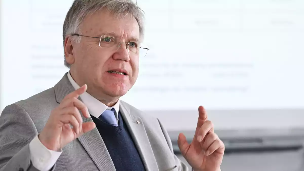 Berlins Landeswahlleiter Stephan Bröchler weist auf Konsequenzen der Nachzählung in einem Berliner Wahlkreis hin. (Archivbild)  - Bild: Jens Kalaene/dpa