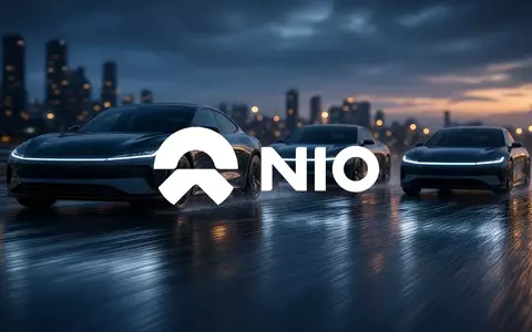 Drei stilisierte Elektrofahrzeuge in einer dynamischen Formation auf einer nächtlichen Stadtstraße bei atmosphärischem Licht. - Foto: über boerse-global.de