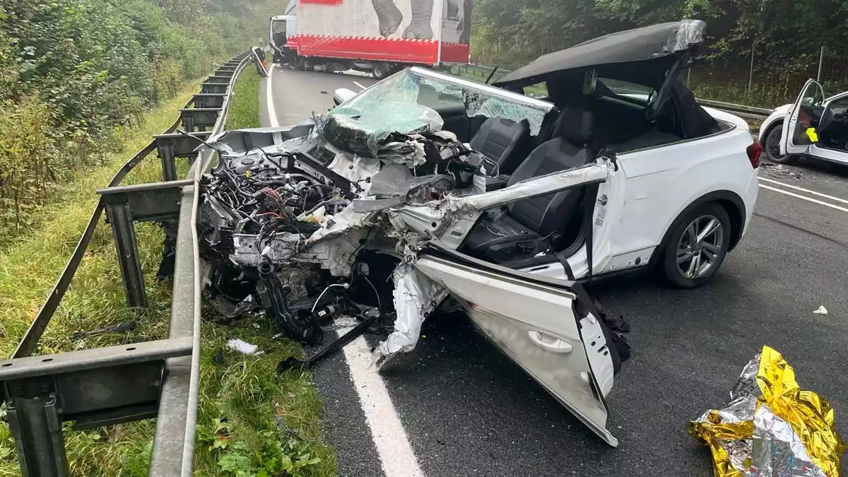 POL-LIP: Schlangen-Kohlstädt. Lange Sperrung der B1 nach schwerem Verkehrsunfall. - Bild: presseportal.de