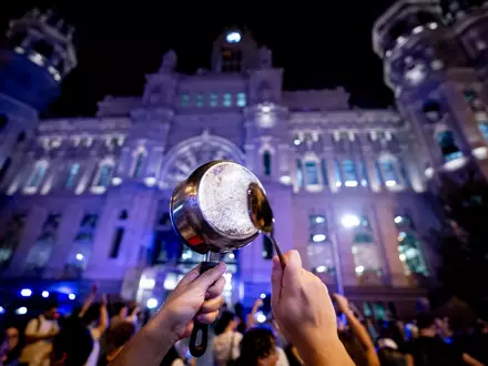 Demonstranten in Spanien fordern bezahlbaren Wohnraum.  - Foto: A. Pérez Meca/EUROPA PRESS/dpa