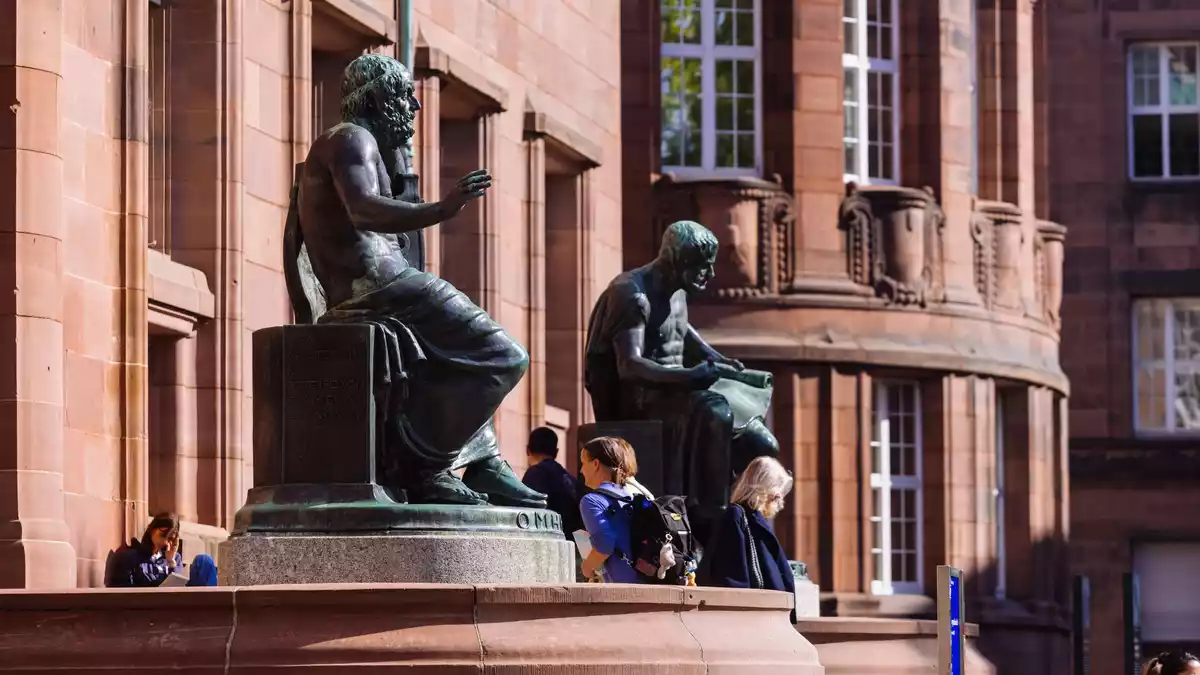 Die Universität Freiburg gehört zu den Hochschulen, die künftig den Titel «Exzellenzuniversität» tragen darf.  - Bild: Philipp von Ditfurth/dpa