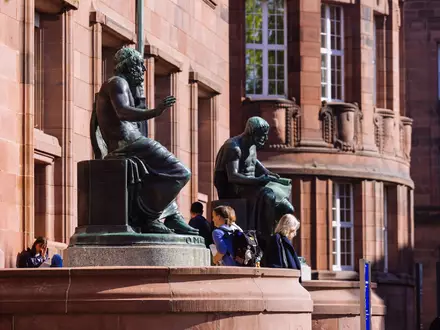 Die Universität Freiburg gehört zu den Hochschulen, die künftig den Titel «Exzellenzuniversität» tragen darf.  - Foto: Philipp von Ditfurth/dpa