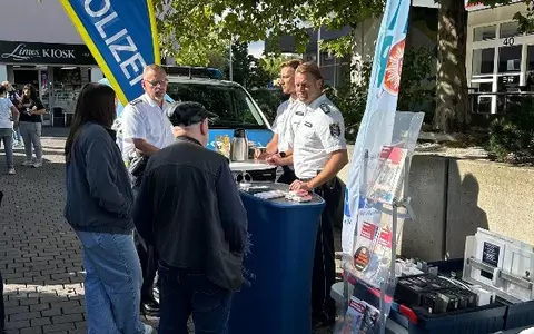 POL-MTK: Coffee with a cop auf dem Schwalbacher Wochenmarkt - Foto: presseportal.de