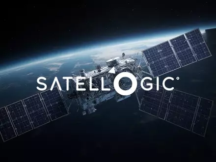 Ein hochmoderner Satellit im Weltraum vor dem Hintergrund der leuchtenden Erdkrümmung. - Foto: über boerse-global.de