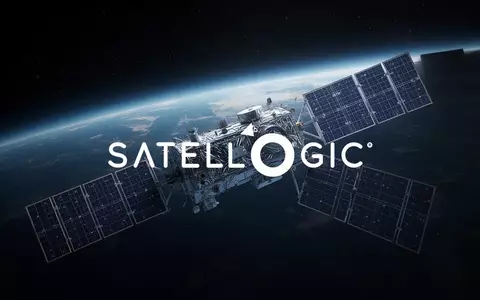Ein hochmoderner Satellit im Weltraum vor dem Hintergrund der leuchtenden Erdkrümmung. - Foto: über boerse-global.de