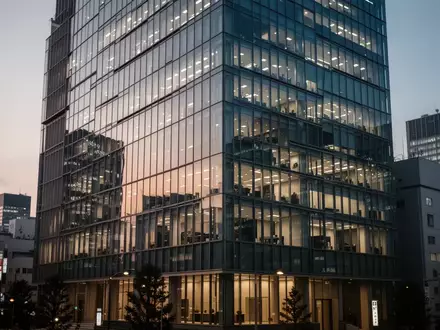 Modernes Bürogebäude im Tokioter Finanzviertel während der Abenddämmerung. - Foto: über boerse-global.de