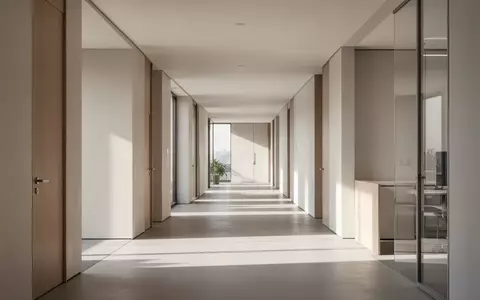 Ein heller, minimalistischer Flur mit klaren Linien und weiten Wegen, der Barrierefreiheit und Zugang symbolisiert. - Foto: ĂĽber boerse-global.de