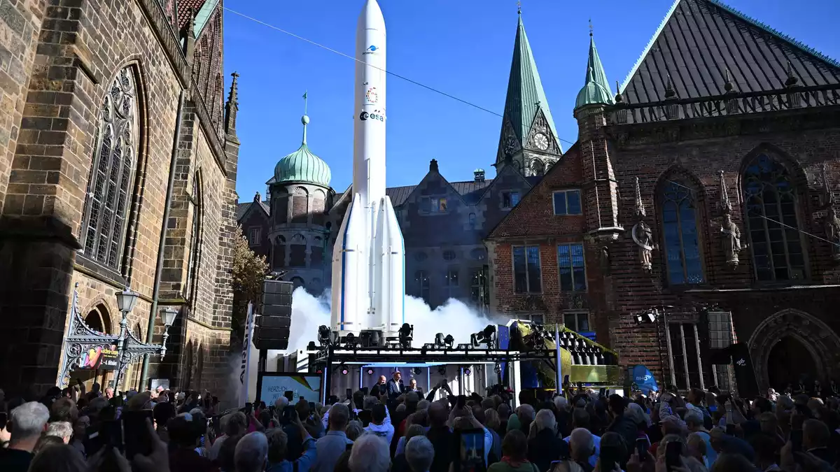 Das Bürgerfest begann mit einem symbolischen Raketenstart.  - Bild: Sina Schuldt/dpa