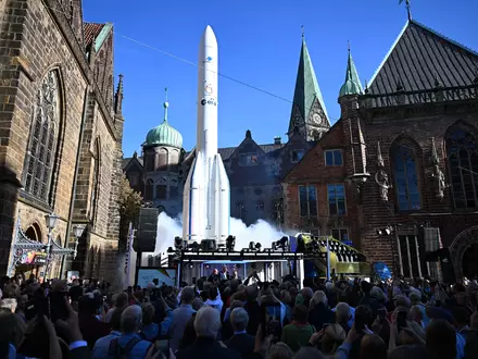 Das Bürgerfest begann mit einem symbolischen Raketenstart.  - Foto: Sina Schuldt/dpa