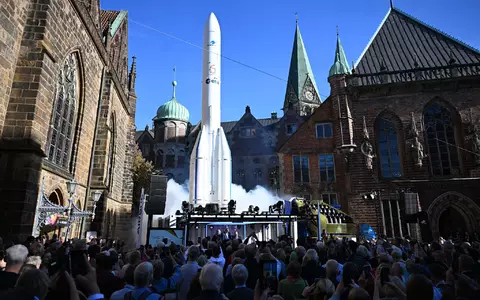Das Bürgerfest begann mit einem symbolischen Raketenstart.  - Foto: Sina Schuldt/dpa