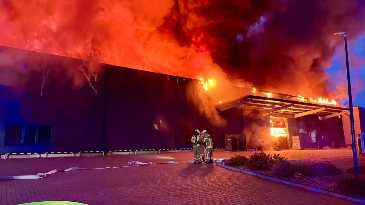 FW Helmstedt: Großbrand im Industriegebiet Neue Breite: Lagerhalle brennt vollständig nieder - Bild: presseportal.de