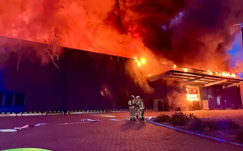 FW Helmstedt: Großbrand im Industriegebiet Neue Breite: Lagerhalle brennt vollständig nieder - Foto: presseportal.de