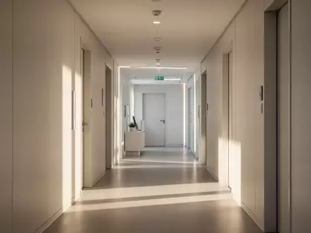 Ein heller, minimalistisch gestalteter Flur in einer modernen medizinischen Einrichtung mit klaren architektonischen Linien. - Foto: über boerse-global.de