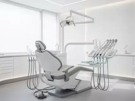 Ein heller, minimalistisch eingerichteter Behandlungsraum in einer modernen Zahnarztpraxis mit Fokus auf die klinische Ausstattung. - Foto: über boerse-global.de