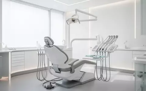 Ein heller, minimalistisch eingerichteter Behandlungsraum in einer modernen Zahnarztpraxis mit Fokus auf die klinische Ausstattung. - Foto: über boerse-global.de