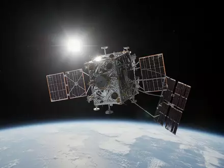 Ein Satellit im Erdorbit vor dem Hintergrund der leuchtenden Erdkrümmung im Weltraum. - Foto: über boerse-global.de