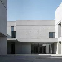 Modernes Verwaltungsgebäude mit schlichter Betonfassade bei Tageslicht - Foto: über boerse-global.de