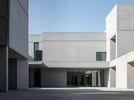 Modernes Verwaltungsgebäude mit schlichter Betonfassade bei Tageslicht - Foto: über boerse-global.de