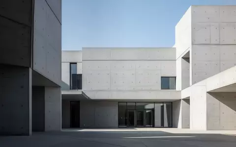 Modernes Verwaltungsgebäude mit schlichter Betonfassade bei Tageslicht - Foto: über boerse-global.de