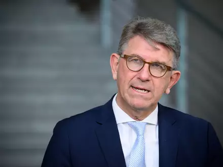 Ein gutes halbes Jahr nach dem Streit über die Vergabe des Buchhandlungspreises ließ Kulturstaatsminister Wolfram Weimer (parteilos) eine Chronologie des Verfahrens veröffentlichen. (Archivbild) - Foto: Bernd von Jutrczenka/dpa