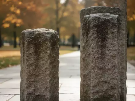 Zwei fest verankerte Steinsäulen in einem ruhigen Park als Symbol für innere Stärke und gesellschaftlichen Zusammenhalt. - Foto: über boerse-global.de