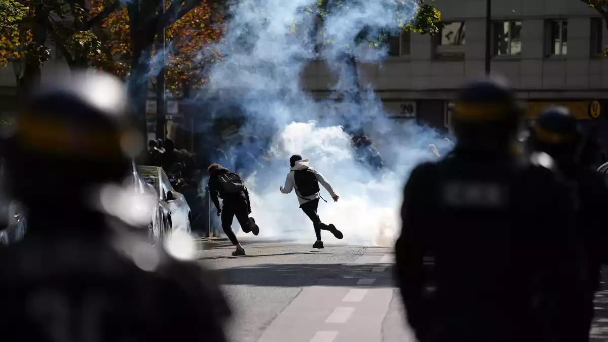 Tausende junge Menschen wurden am Rande der Proteste festgenommen. - Bild: Aurelien Morissard/AP/dpa