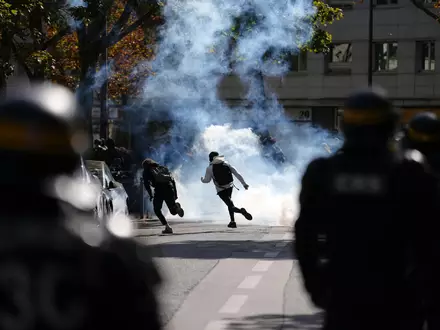 Tausende junge Menschen wurden am Rande der Proteste festgenommen. - Foto: Aurelien Morissard/AP/dpa