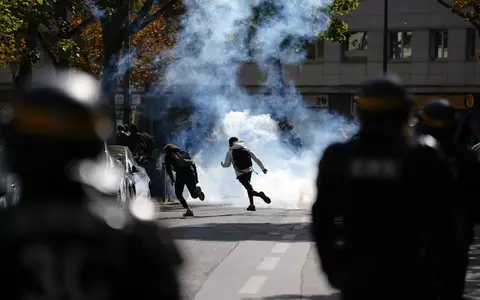 Tausende junge Menschen wurden am Rande der Proteste festgenommen. - Foto: Aurelien Morissard/AP/dpa