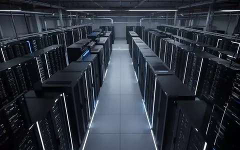 Reihen von dunklen Server-Racks in einem industriellen Rechenzentrum, die eine Umgebung für KI-gestützte Finanzanalysen darstellen. - Foto: über boerse-global.de