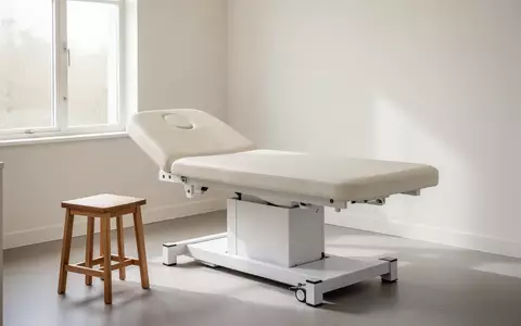 Ein heller, minimalistischer Behandlungsraum in einer Physiotherapiepraxis mit einer Liege und Tageslicht. - Foto: über boerse-global.de