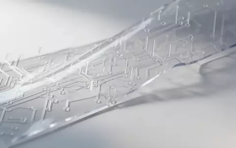 Nahaufnahme einer flexiblen, transparenten Graphen-Sensorschicht auf einer sauberen Laboroberfläche. - Foto: über boerse-global.de