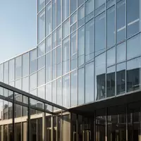 Moderne Glasfassade eines Bürogebäudes bei klarem Himmel als Symbol für wirtschaftliche Expansion und Unternehmensstrukturen. - Foto: über boerse-global.de