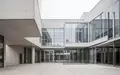 Modernes Verwaltungsgebäude mit schlichter Architektur und Glasfassade bei Tageslicht. - Foto: über boerse-global.de