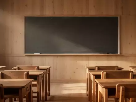 Ein leerer, sonnendurchfluteter Klassenraum mit leeren Holztischen und einer leeren Tafel. - Foto: über boerse-global.de