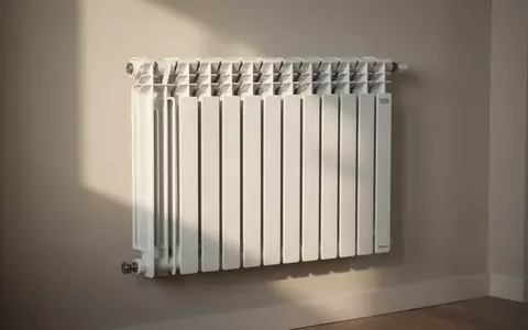 Ein weißer, moderner Heizkörper an einer schlichten Wand in einem hellen, aufgeräumten Wohnraum. - Foto: über boerse-global.de