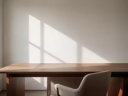 Ein minimalistisch gestalteter, heller Arbeitsbereich mit einem leeren Holztisch und sanftem Lichteinfall. - Foto: über boerse-global.de
