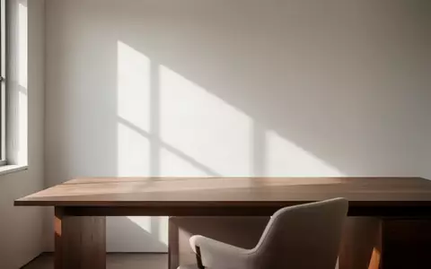 Ein minimalistisch gestalteter, heller Arbeitsbereich mit einem leeren Holztisch und sanftem Lichteinfall. - Foto: über boerse-global.de