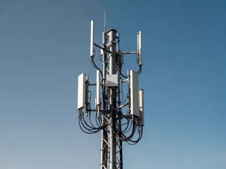 Symbolic image: mobile phone mast against a blue sky - Foto: ĂĽber boerse-global.de