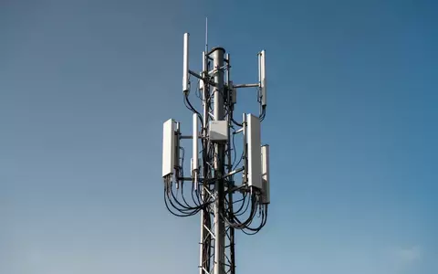 Symbolic image: mobile phone mast against a blue sky - Foto: über boerse-global.de