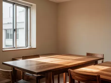 Ein heller, minimalistischer Raum mit einem Holztisch, der eine ruhige und sachliche Atmosphäre vermittelt. - Foto: über boerse-global.de