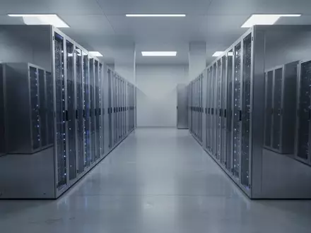 Ein minimalistischer, moderner Serverraum mit ordentlich angeordneten Serverschränken in einer kühlen, industriellen Umgebung. - Foto: über boerse-global.de