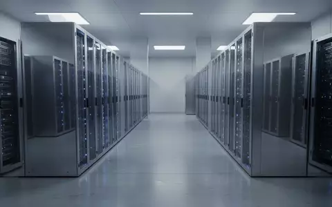 Ein minimalistischer, moderner Serverraum mit ordentlich angeordneten Serverschränken in einer kühlen, industriellen Umgebung. - Foto: über boerse-global.de