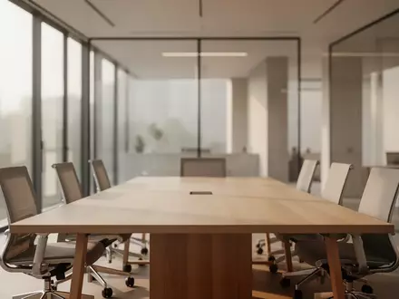 Ein minimalistischer, moderner Besprechungsraum mit einem großen Holztisch in einem hellen, aufgeräumten Bürogebäude. - Foto: über boerse-global.de