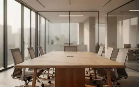 Ein minimalistischer, moderner Besprechungsraum mit einem großen Holztisch in einem hellen, aufgeräumten Bürogebäude. - Foto: über boerse-global.de