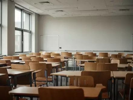 Ein leerer, modern gestalteter Hörsaal mit leeren Sitzreihen und einfallendem Tageslicht. - Foto: über boerse-global.de